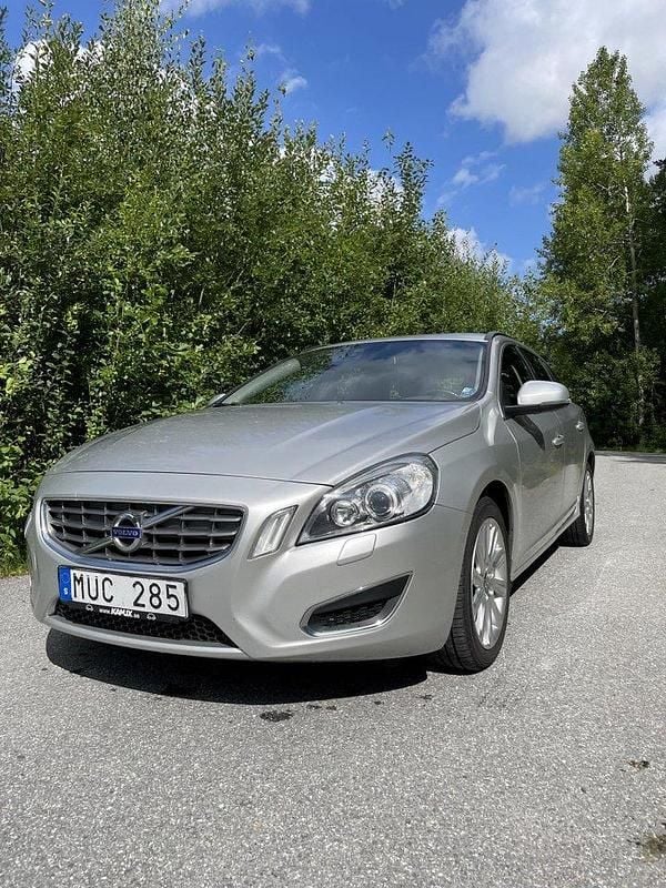 Grå Begagnad 2013 Volvo V60 Momentum Kombi | 79 000 kr (Superpris) - Bild 1/4