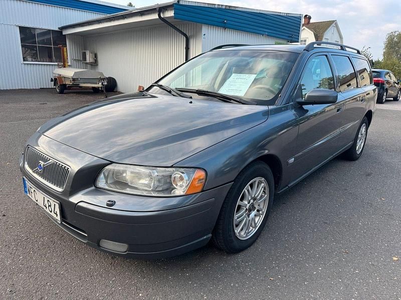 Grå Begagnad 2005 Volvo V70 Kinetic Kombi | 27 500 kr (Marknadspris) - Bild 1/4