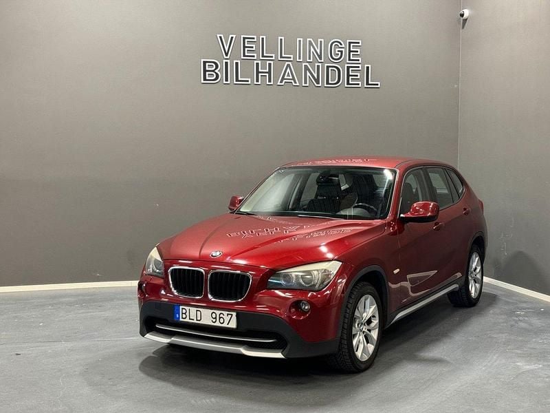 Mörkröd Begagnad 2010 BMW X1 SUV | 79 900 kr (Bra pris) - Bild 1/4