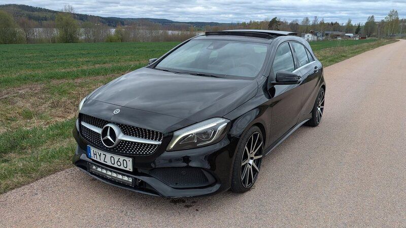 Svart Begagnad 2017 Mercedes A180 AMG Halvkombi | 139 000 kr (Bra pris) - Bild 1/4