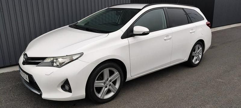 Vit Begagnad 2014 Toyota Auris Touring Sports Kombi | 89 000 kr (Marknadspris) - Bild 1/4