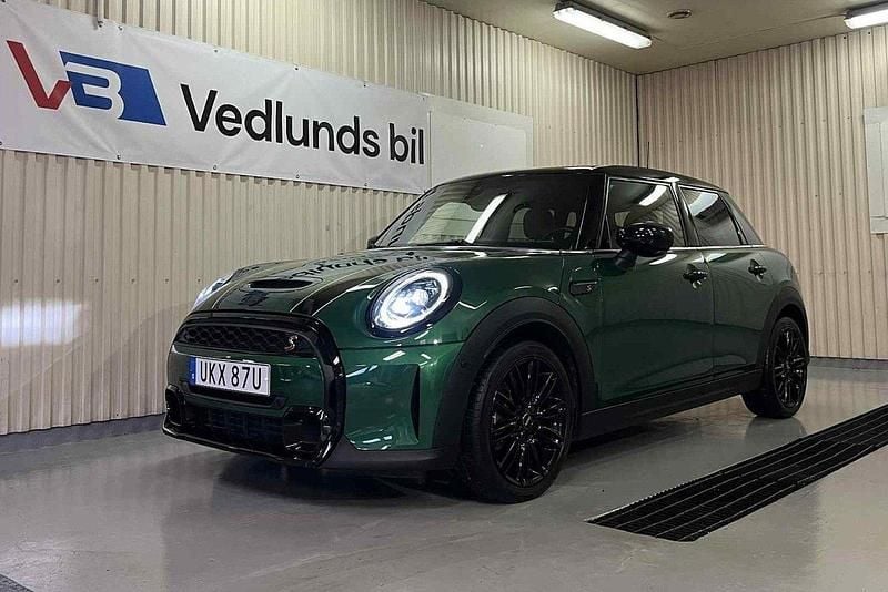 Grön Begagnad 2021 Mini Cooper S Halvkombi | 279 900 kr (Lite dyr) - Bild 1/4