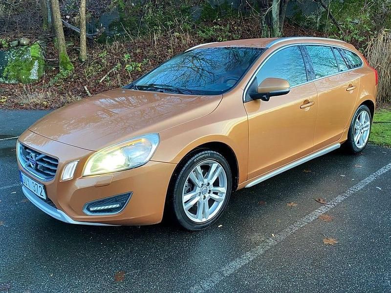 Brun Begagnad 2010 Volvo V60 Summum Kombi | 59 900 kr (Marknadspris) - Bild 1/4