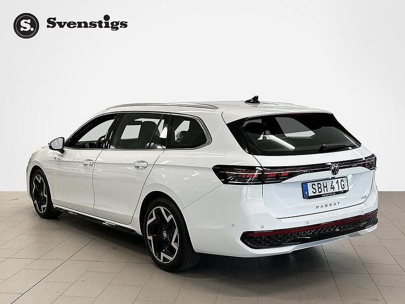 Begagnad VW Passat R-line 150 HK (110 kW) 2024 Vit Kombi
