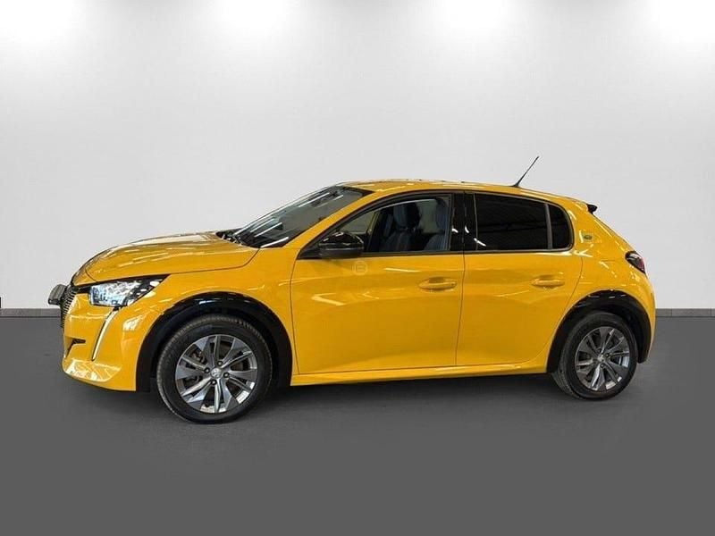 Begagnad Peugeot e-208 Allure 100 kW (136 HK) 2022 Gul Halvkombi