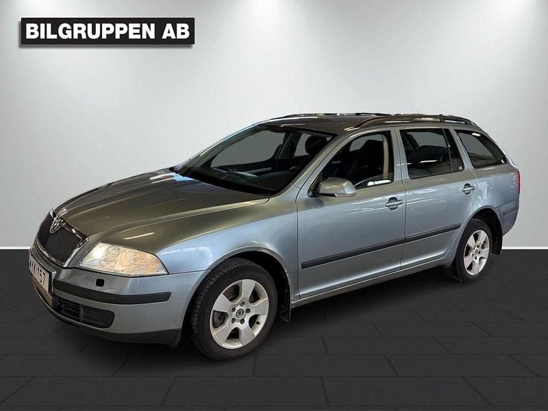 Mörkgrå (grå) Begagnad 2006 Skoda Octavia Kombi | 43 900 kr (Dyr) - Bild 1/4