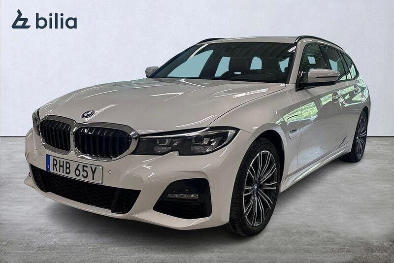 Vit Begagnad 2022 BMW 330e M Sport Kombi | 364 900 kr (Marknadspris) - Bild 1/3