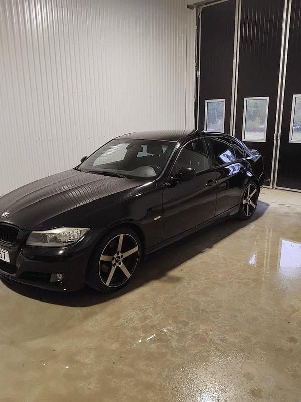 Svart Begagnad 2011 BMW 320 Efficient Dynamics Sedan | 95 000 kr (Marknadspris) - Bild 1/4