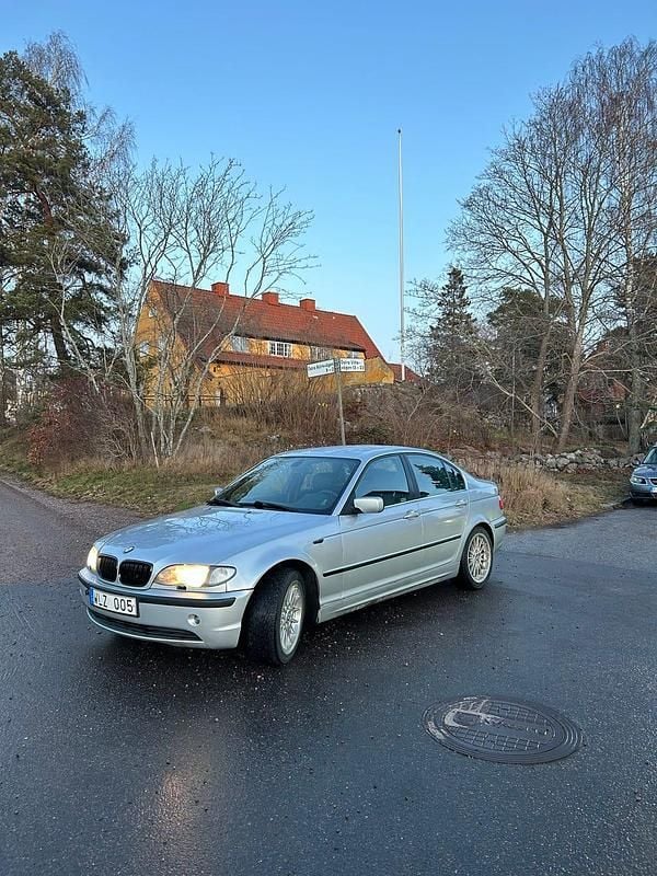 Begagnad 2005 BMW 320 Sedan | 40 000 kr (Marknadspris) - Bild 1/4