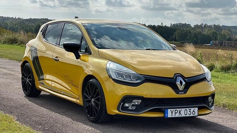 Begagnad Renault Clio IV Trophy 221 HK (162 kW) 2017 Gul Halvkombi