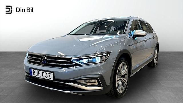 Grå Begagnad 2022 VW Passat Alltrack Executive Kombi | 339 900 kr (Marknadspris) - Bild 1/4