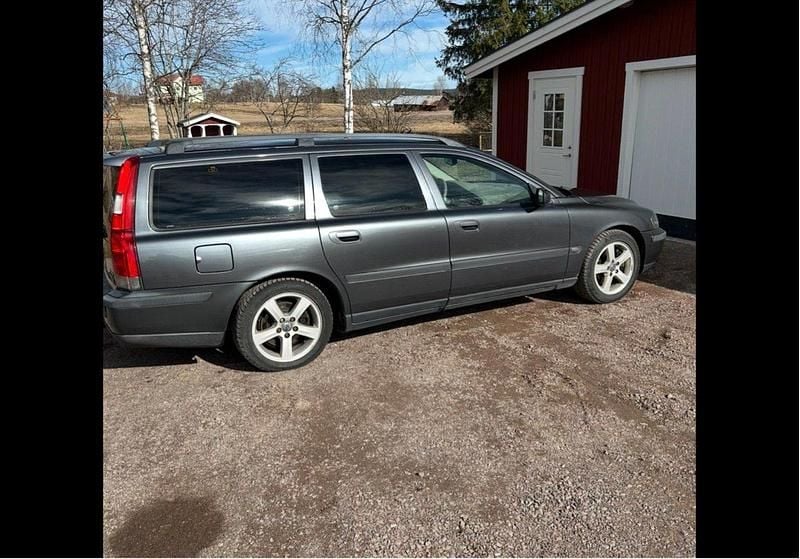 Grå Begagnad 2004 Volvo V70 Business Edition Kombi | 22 000 kr (Marknadspris) - Bild 1/3