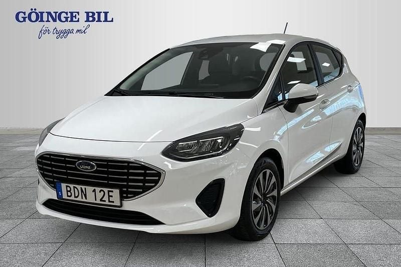 Vit Begagnad 2022 Ford Fiesta Titanium Halvkombi | 179 000 kr (Marknadspris) - Bild 1/3