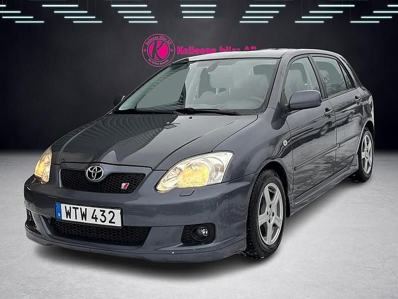 Grå Begagnad 2005 Toyota Corolla Halvkombi | 64 900 kr (Lite dyr) - Bild 1/4
