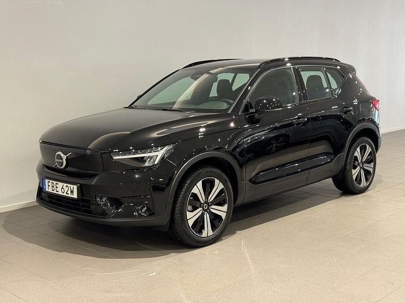 Svart Begagnad 2022 Volvo XC40 Core SUV | 319 500 kr (Superpris) - Bild 1/3