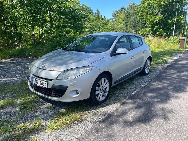 Silver Begagnad 2009 Renault Mégane III Halvkombi | 29 900 kr (Dyr) - Bild 1/4