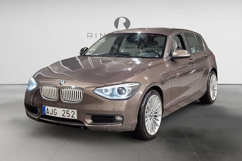 Brun Begagnad 2013 BMW 118 Urban Line Halvkombi | 114 900 kr (Marknadspris) - Bild 1/3
