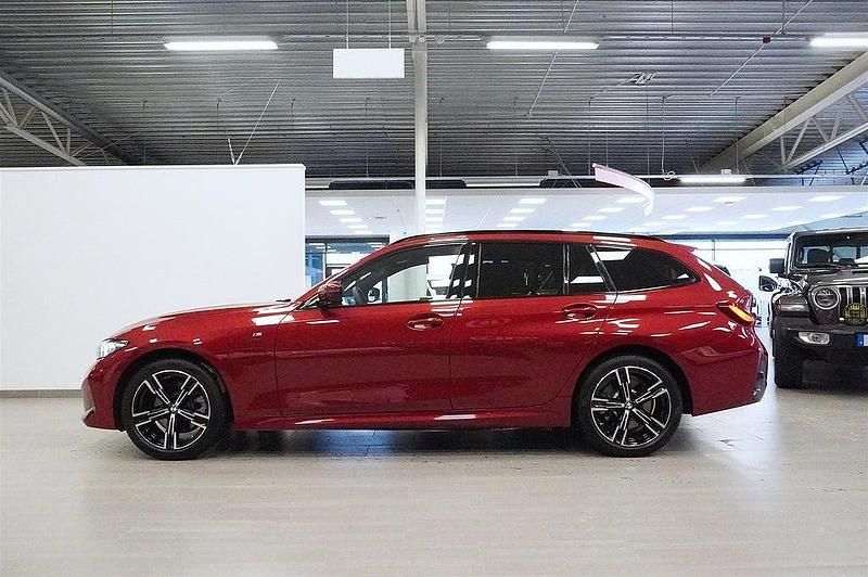 Begagnad BMW 330e M Sport 184 HK (135 kW) 2025 Röd Kombi