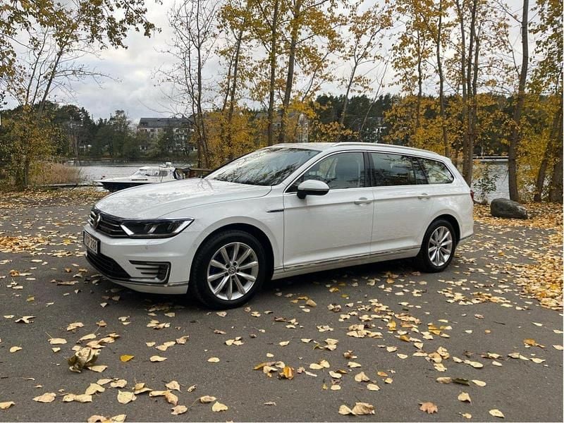 Vit Begagnad 2016 VW Passat GTE Kombi | 160 000 kr (Bra pris) - Bild 1/4