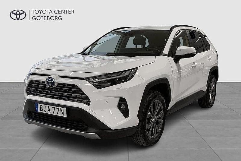 Vit Begagnad 2024 Toyota RAV4 Hybrid Executive SUV | 429 900 kr (Marknadspris) - Bild 1/4