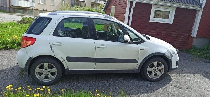 Vit Begagnad 2013 Suzuki SX4 Halvkombi | 30 000 kr - Bild 1/1