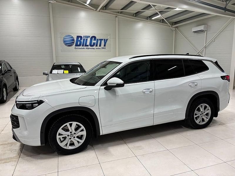 Vit Begagnad 2024 VW Tayron Life SUV | 499 900 kr (Lite dyr) - Bild 1/4