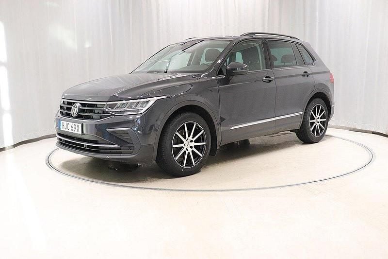 Grå Begagnad 2021 VW Tiguan Life SUV | 254 800 kr (Marknadspris) - Bild 1/4
