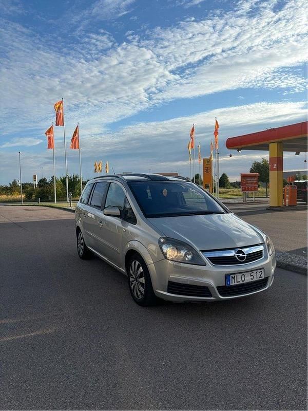 Grå Begagnad 2007 Opel Zafira Minibuss | 19 500 kr (Marknadspris) - Bild 1/3