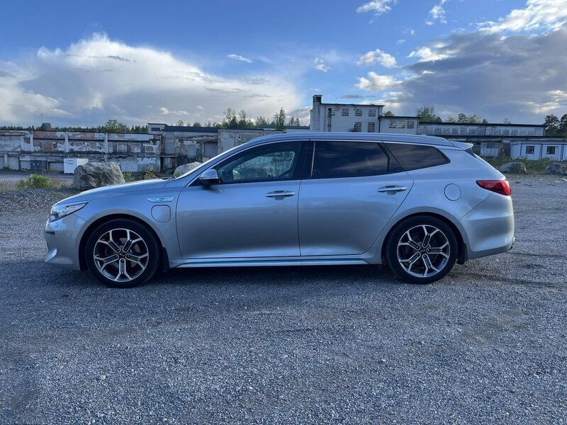 Grå Begagnad 2018 Kia Optima Hybrid Sport Sedan | 179 000 kr (Marknadspris) - Bild 1/4