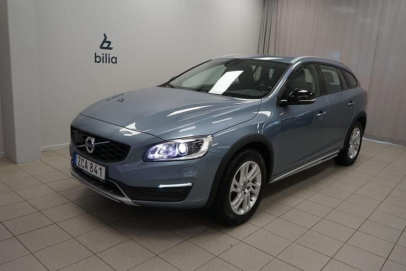 Ljusblå (blå) Begagnad 2017 Volvo V60 CC Standard Kombi | 259 900 kr (Marknadspris) - Bild 1/3