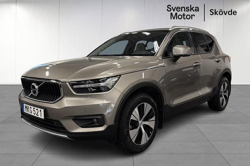 Grå Begagnad 2021 Volvo XC40 SUV | 319 200 kr (Marknadspris) - Bild 1/4