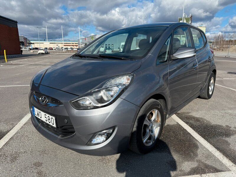 Grå Begagnad 2011 Hyundai ix20 Minibuss | 58 900 kr (Marknadspris) - Bild 1/4