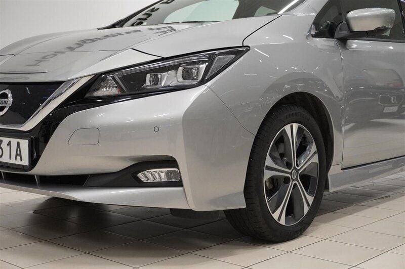 Begagnad Nissan Leaf Tekna 160 kW (218 HK) 2021 Grå/silver Halvkombi