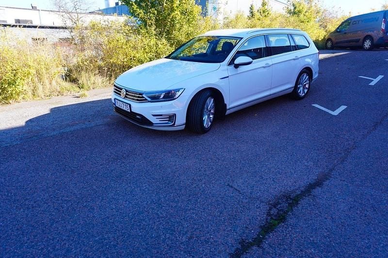Vit Begagnad 2017 VW Passat GTE Kombi | 107 900 kr (Marknadspris) - Bild 1/4