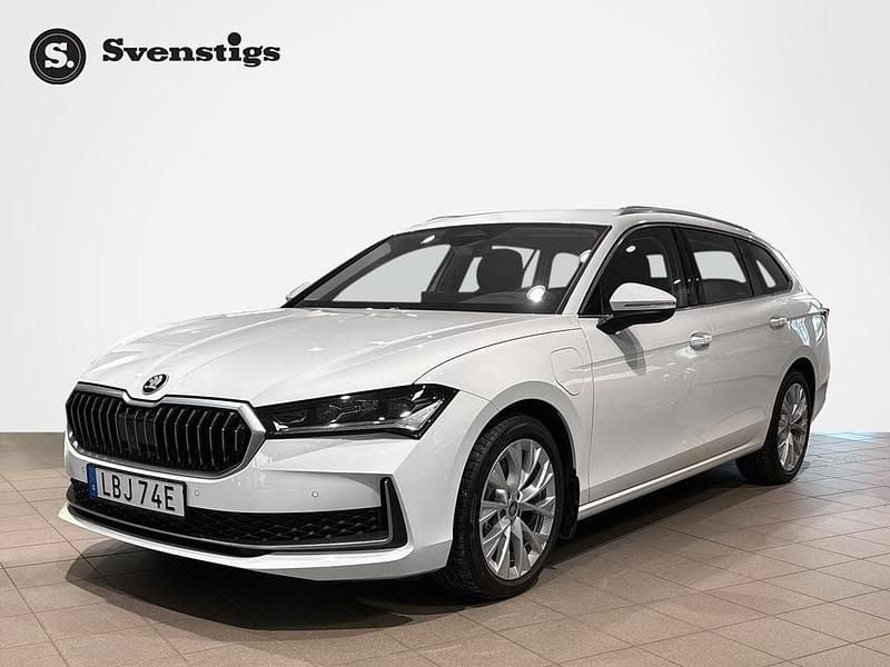 Vit Begagnad 2025 Skoda Superb Kombi | 419 000 kr - Bild 1/4