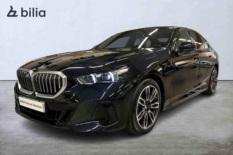 Svart Begagnad 2026 BMW 530e Sedan | 649 000 kr - Bild 1/1