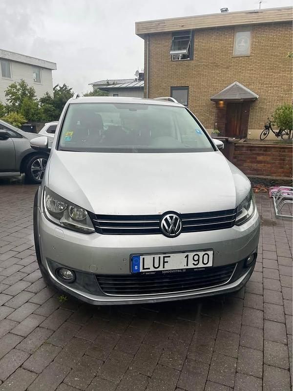 Silver Begagnad 2012 VW Touran Cross Minibuss | 75 000 kr (Marknadspris) - Bild 1/4