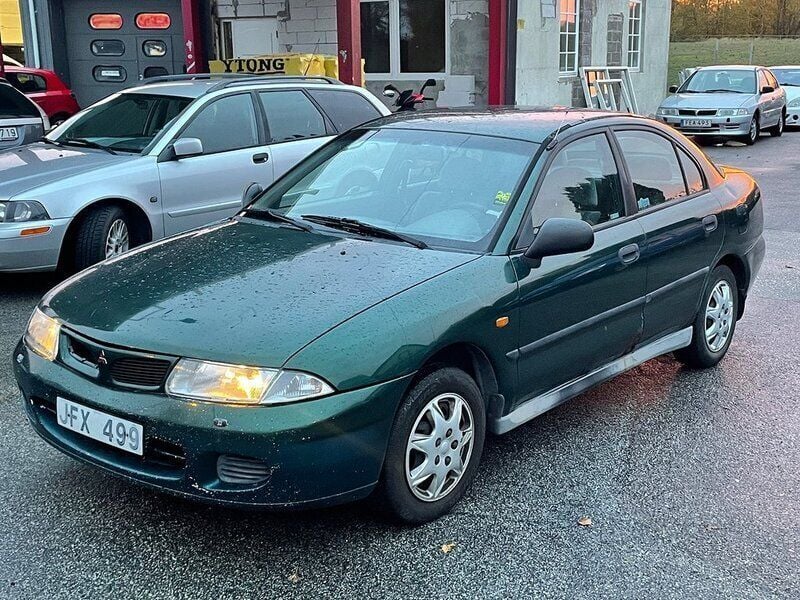 Grön Begagnad 1999 Mitsubishi Carisma Halvkombi | 12 900 kr - Bild 1/4