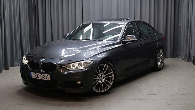 Grå Begagnad 2015 BMW 335 M Sport Sedan | 249 000 kr (Marknadspris) - Bild 1/4