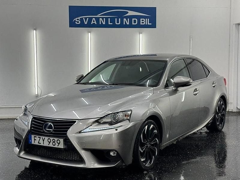 Ljusgrå Begagnad 2014 Lexus IS300h Executive Line Sedan | 139 800 kr (Superpris) - Bild 1/4