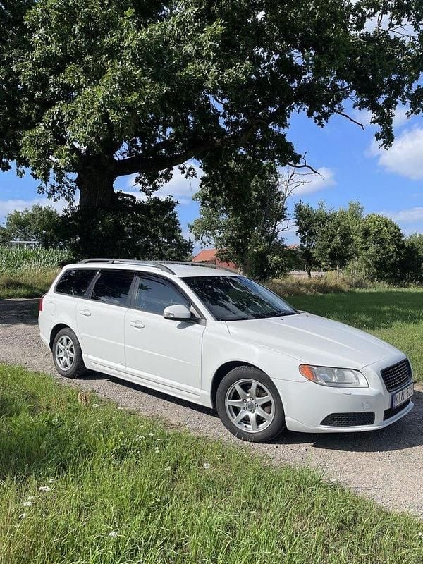 Vit Begagnad 2011 Volvo V70 Kombi | 55 000 kr (Bra pris) - Bild 1/4