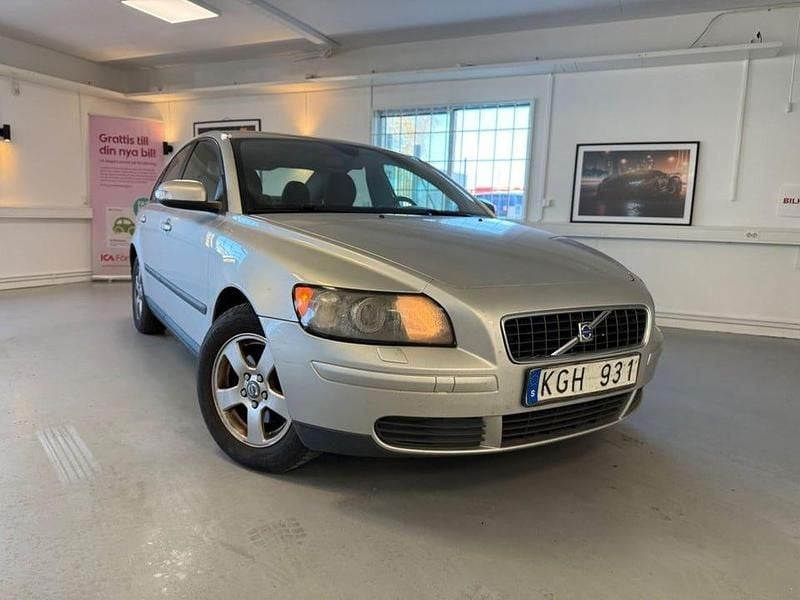 Ljusgrå Begagnad 2006 Volvo S40 Sedan | 24 900 kr (Marknadspris) - Bild 1/4