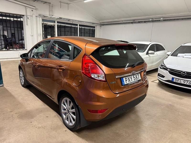 Begagnad Ford Fiesta Titanium 101 HK (74 kW) 2015 Brun Halvkombi