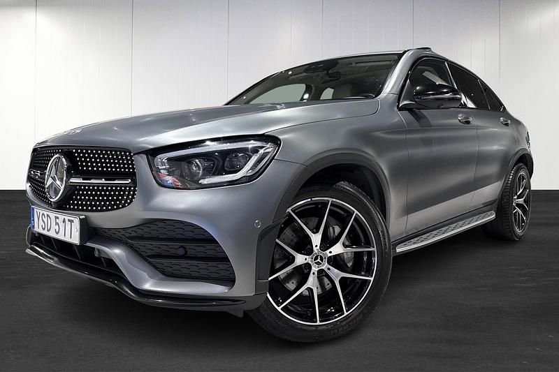 Grå (grey) Begagnad 2021 Mercedes GLC220 AMG Sportkupé | 399 900 kr (Marknadspris) - Bild 1/4