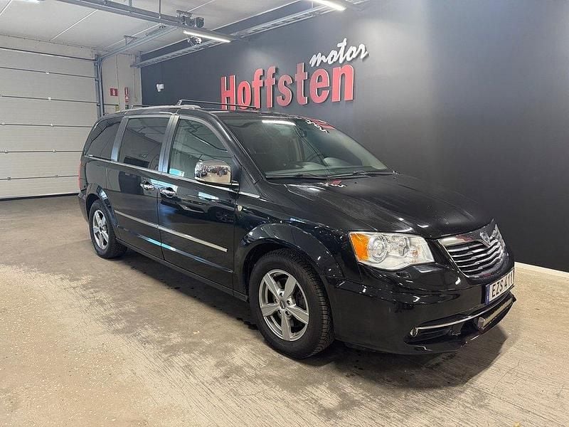 Svart Begagnad 2015 Lancia Voyager Minibuss | 129 900 kr (Marknadspris) - Bild 1/4
