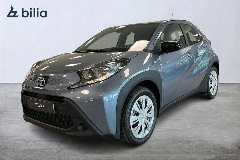 Grå Ny 2025 Toyota Aygo Play Halvkombi | 205 900 kr (Marknadspris) - Bild 1/4