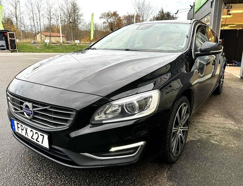 Begagnad Volvo V60 Momentum 190 HK (139 kW) 2018 Svart Kombi