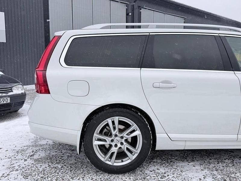 Begagnad Volvo V70 Summum 163 HK (119 kW) 2010 Vit Kombi