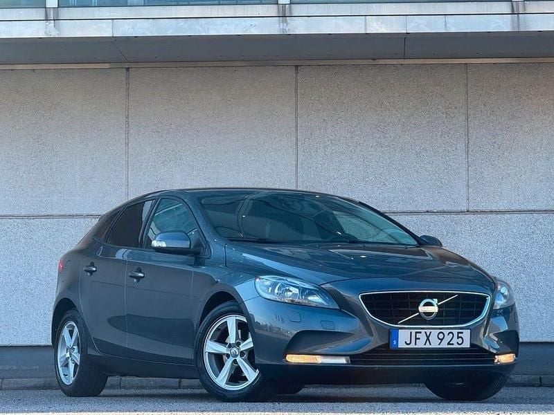 Grå Begagnad 2014 Volvo V40 Kinetic Kombi | 119 900 kr (Marknadspris) - Bild 1/4