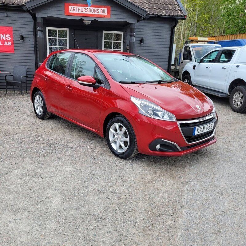 Mörkröd Begagnad 2015 Peugeot 208 Halvkombi | 64 000 kr (Marknadspris) - Bild 1/4